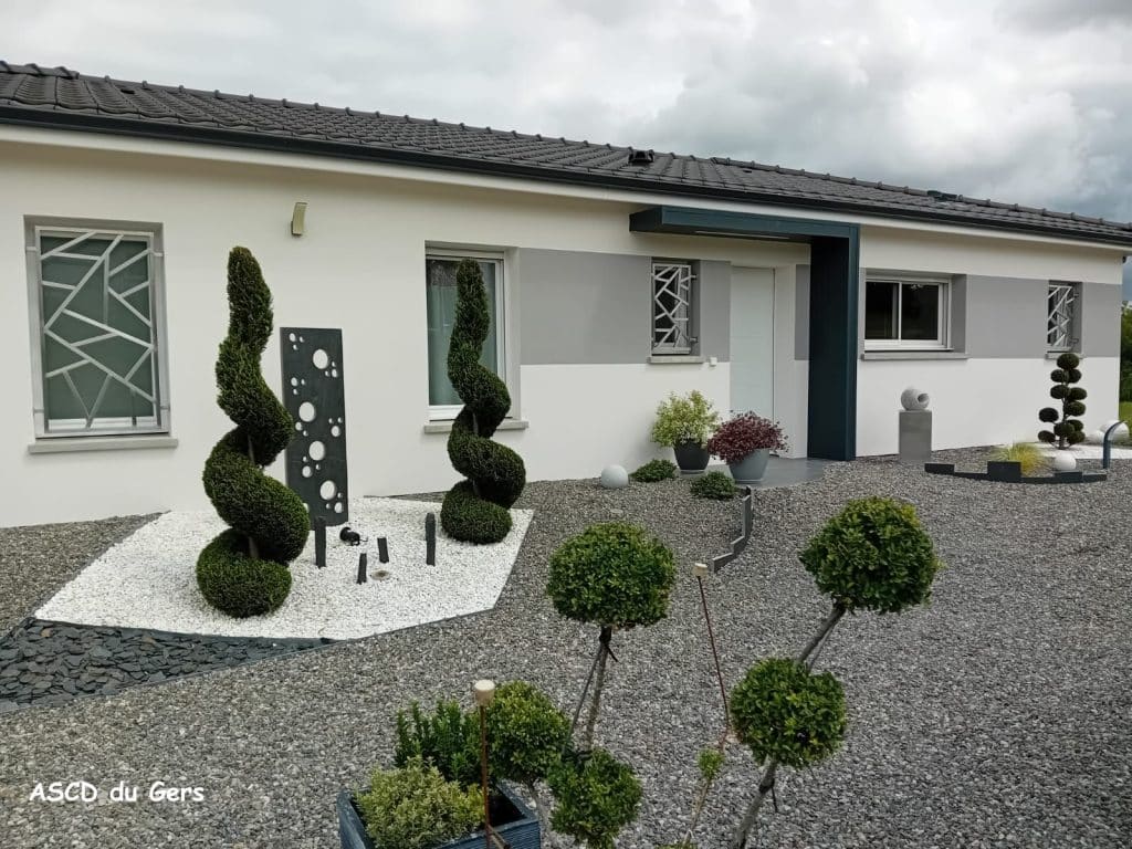 Devanture d'une maison avec diverses créations sur mesure en inox pour décorer l'extérieur