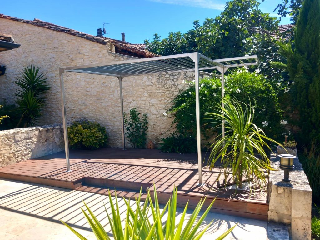 Pergola en acier inoxydable sur-mesure, prévue pour une couverture végétale naturelle.