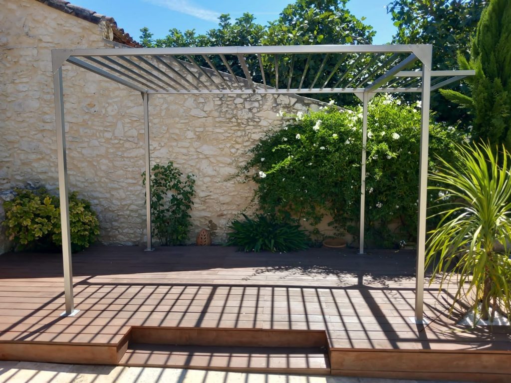 Pergola en acier inoxydable sur-mesure, prévue pour une couverture végétale naturelle.