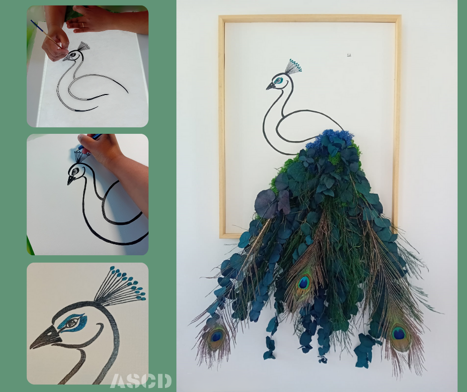 Tableau en végétaux stabilisés représentant un paon. Le corps du paon est dessiné à la main à l'encre de Chine et la queue du paon est réalisée en végétaux stabilisés bleus et verts.