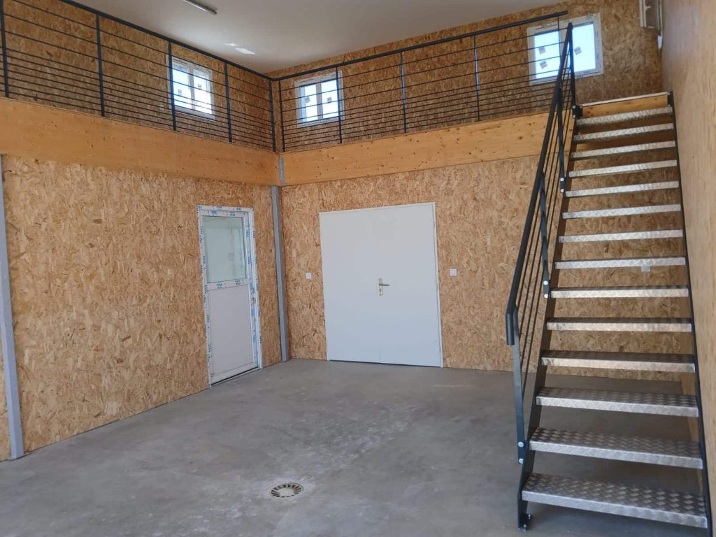 Escalier en acier thermolaqué  gris anthracite et marches en aluminium damier, garde-corps en acier thermolaqué gris anthracite.