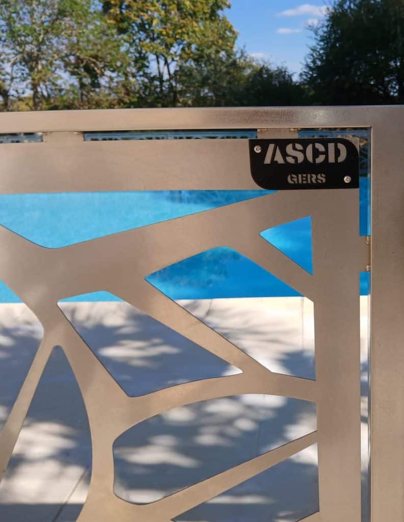 Logo de ASCD du Gers, entreprise qui a réalisé le garde-corps et les portillons en acier inoxydable 316 L pour sécuriser une piscine et clôturer la terrasse attenante.