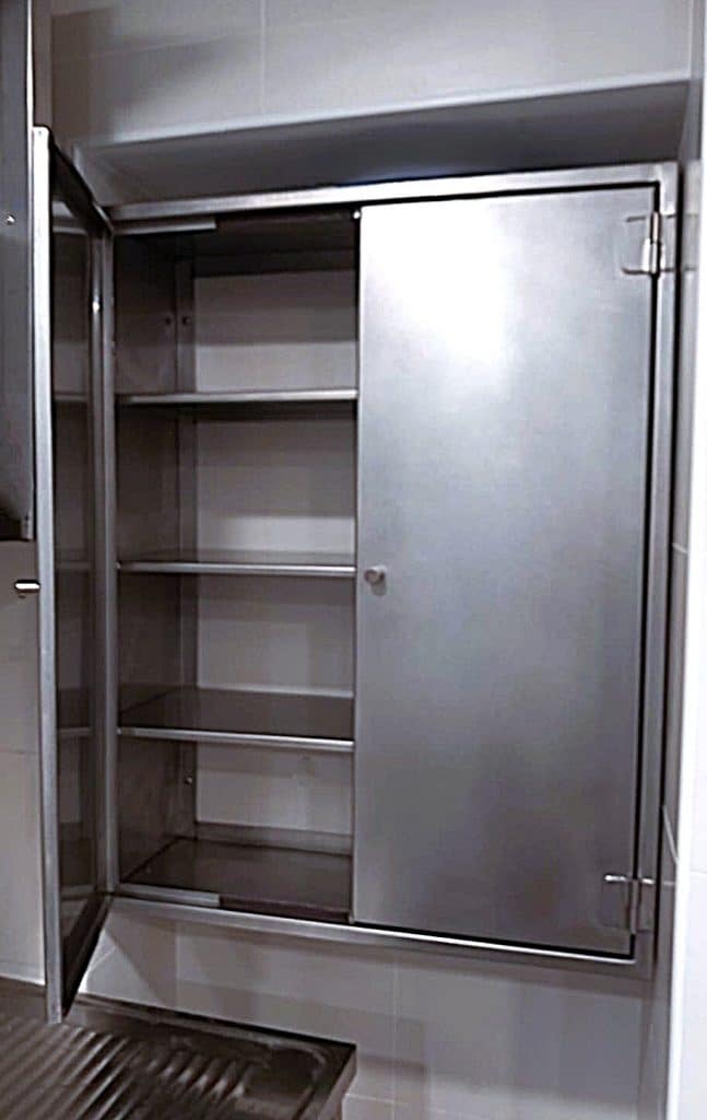 Fabrication d'une armoire en acier inoxydable pour offrir à une boulangerie un espace de rangement supplémentaire adapté aux configurations de sa cuisine.