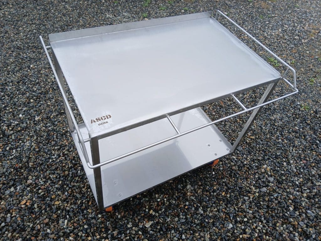 Fabrication sur mesure d'un chariot en acier inoxydable pour les cuisines d'un établissement de santé.