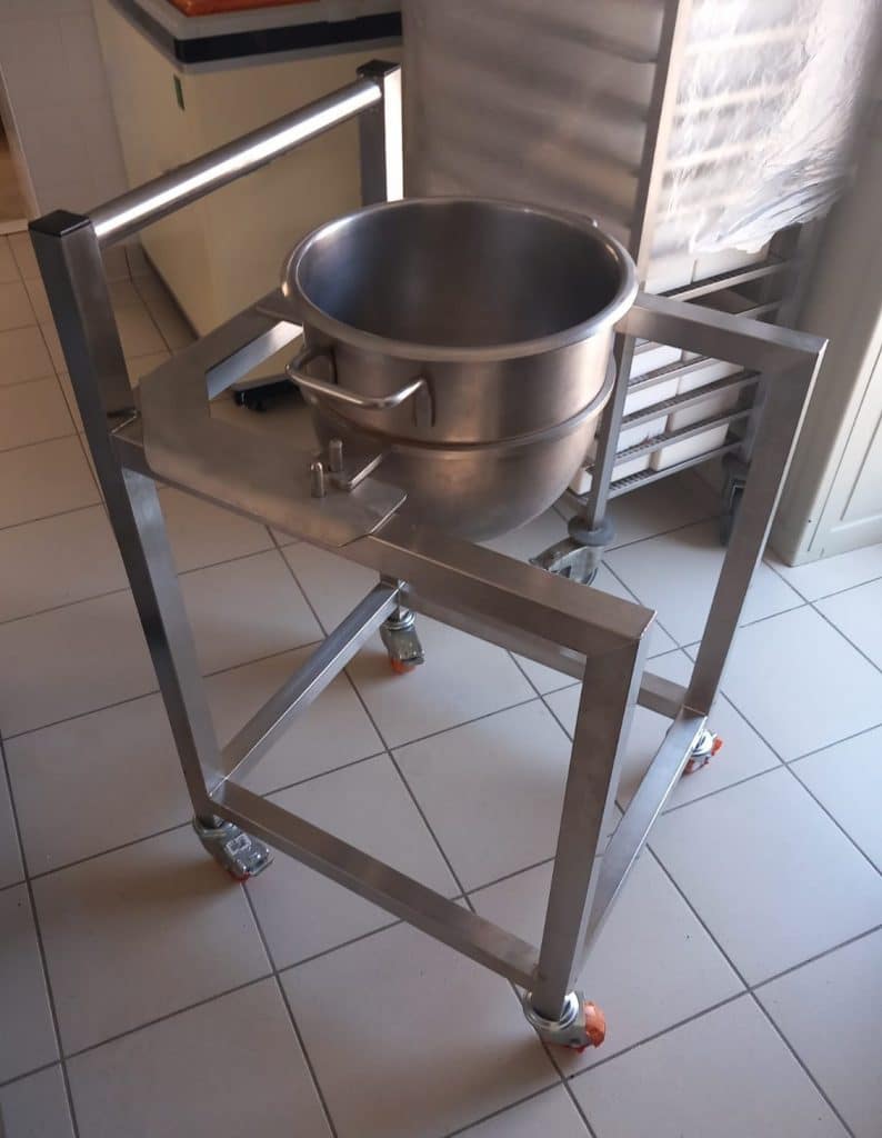 Conception et fabrication sur mesure d’un chariot en acier inoxydable, spécialement adapté aux bols à gâteaux, destiné aux besoins opérationnels d’une boulangerie.