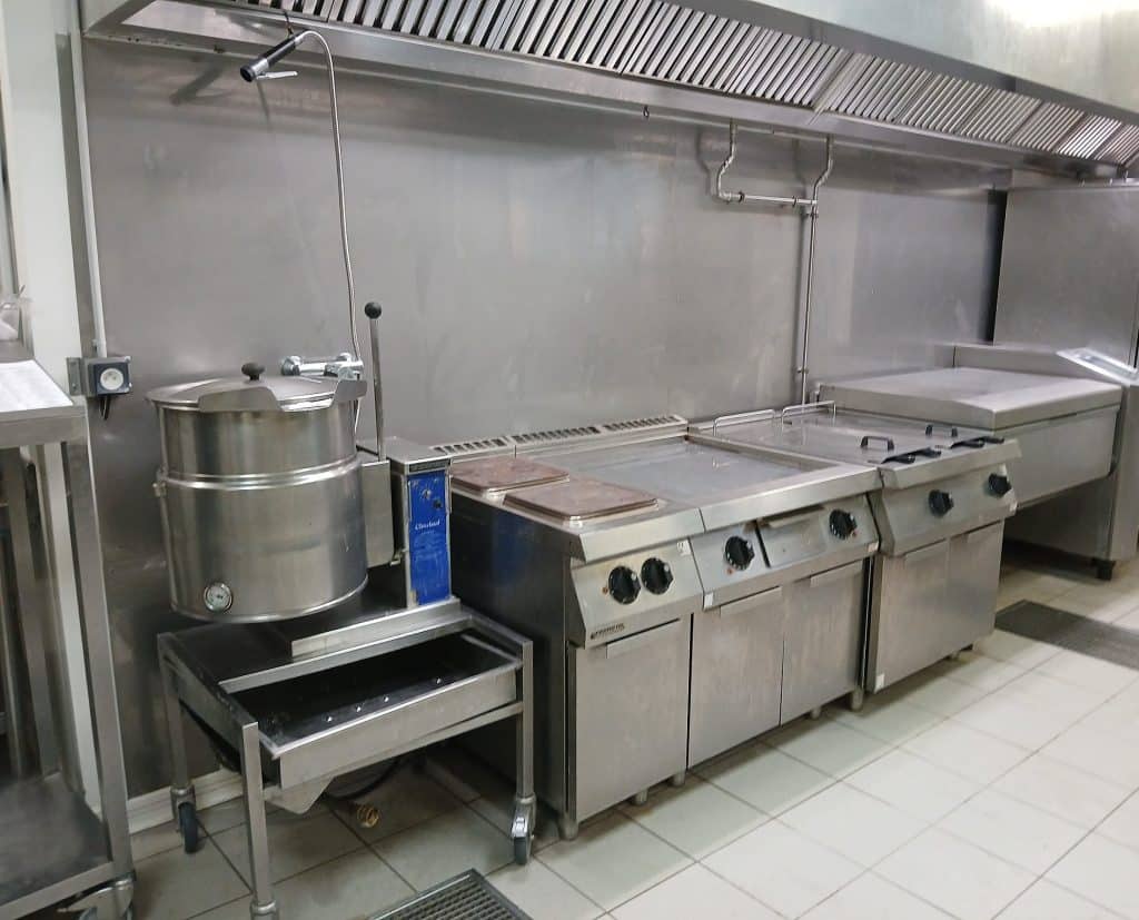 Remise aux normes de conformité d'une cuisine d'un établissement de santé, avec la conception et l'installation d'une crédence sur mesure, en acier inoxydable. Photo après installation.