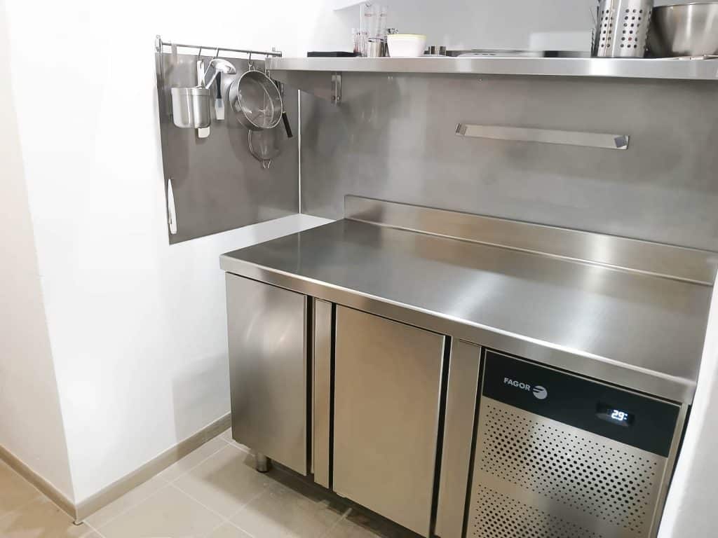 création d'une crédence en acier inoxydable sur mesure, pour des cuisines professionnelles, ou des collectivités ou des particuliers.