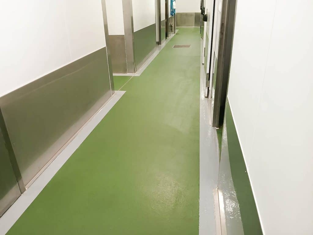 Habillage mural en inox sur mesure pour une mise en conformité de couloirs en établissement de santé avec habillage mural en inox