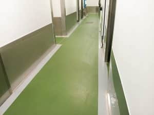 Couloirs d'établissement de santé avec habillage mural en inox sur mesure pour une mise en conformité